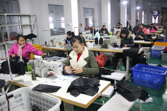 应城市郎君镇回归企业芭啦啦服装厂全力奋战开门红